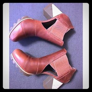 SOLD!!! Do NOT buy. Sorel addington. Size 7.